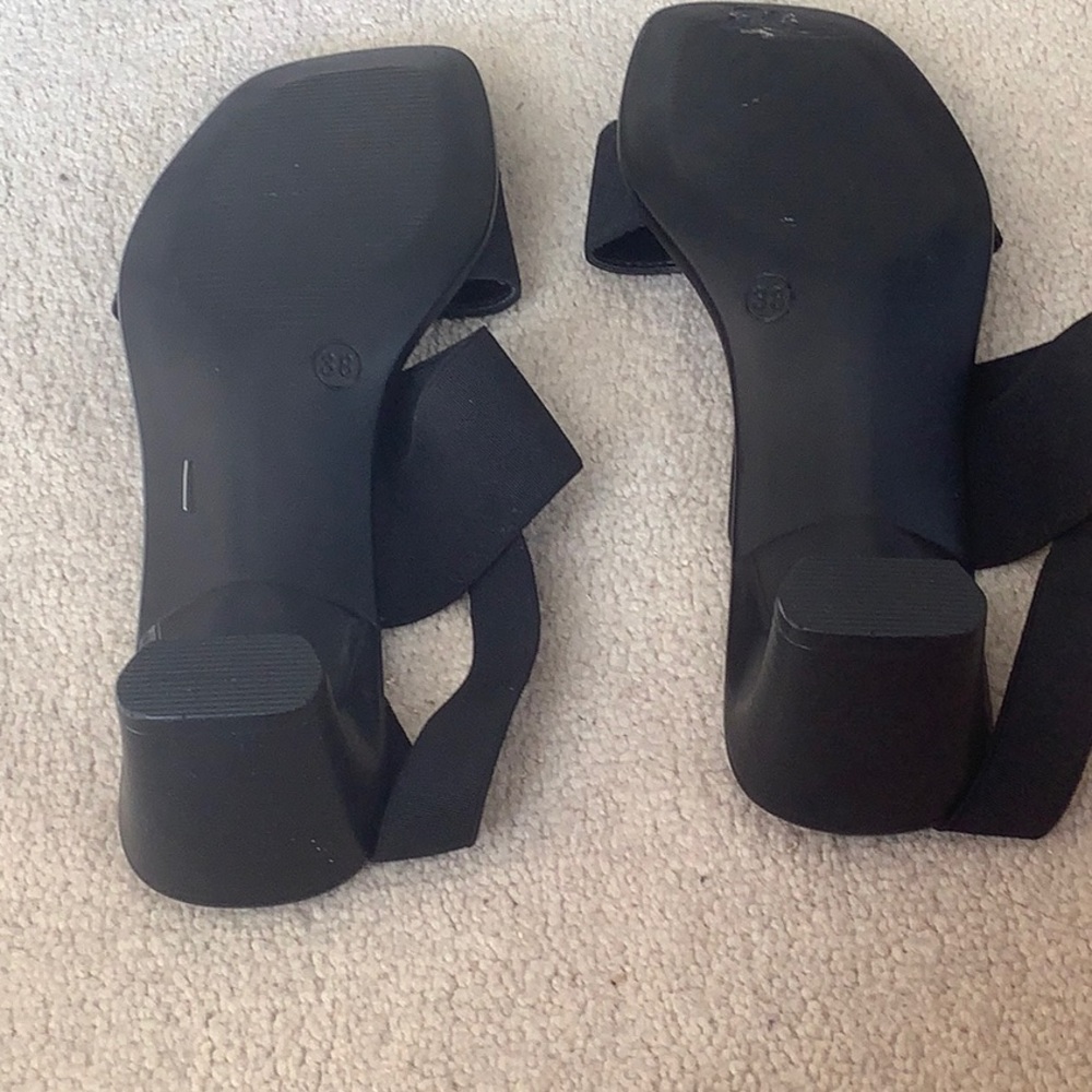 Black heels - Picture 3 of 10